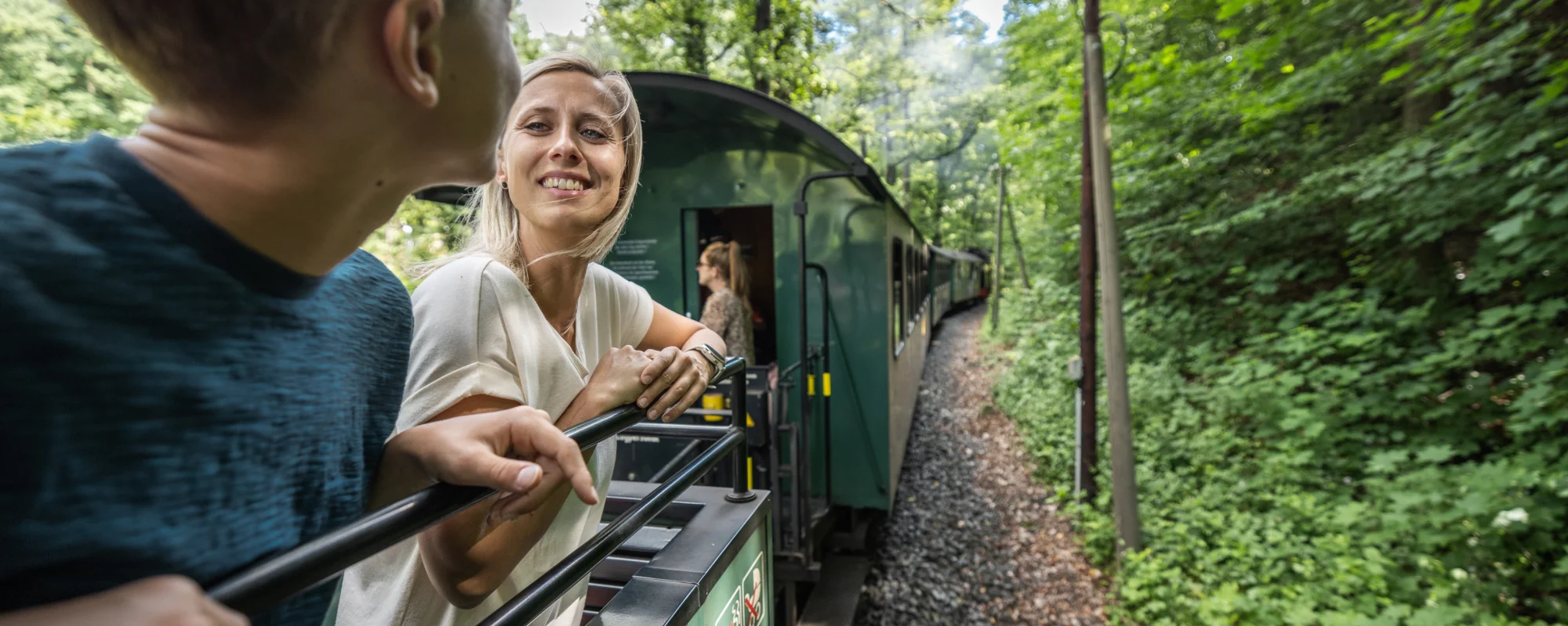Mit der Aussichtswagen der L&ouml;&szlig;nitzgrundbahn unterwegs.